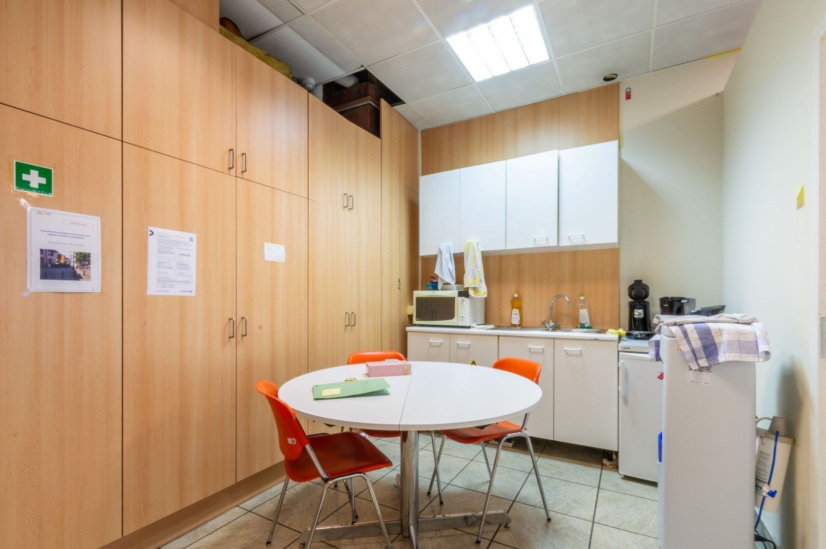 Recent en lichtrijk handels-/kantoorgelijkvloers ! foto 8