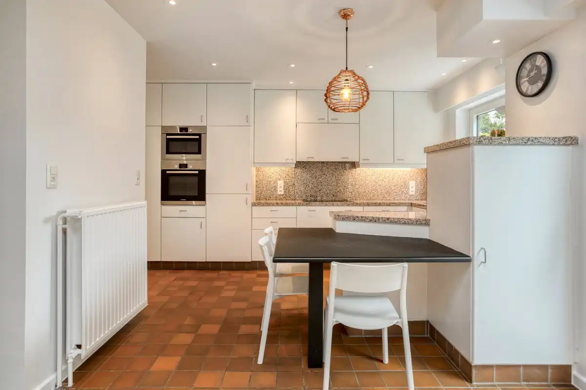 Gerenoveerde halfopen bebouwing met 4 slaapkamers, bureau en tuin in centrum Brasschaat foto 5