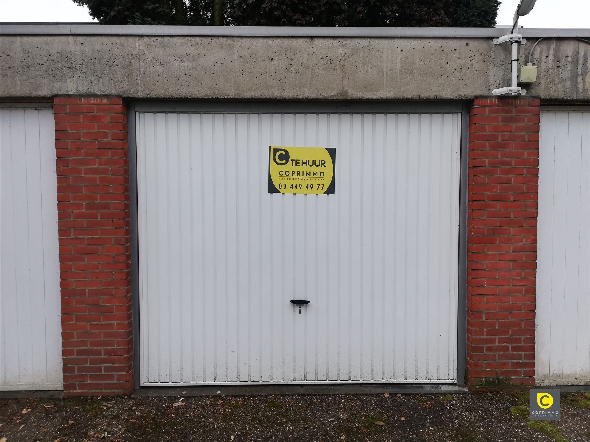 Ruime bovengrondse garagebox op zeer centrale ligging foto {{pictureIndex}}