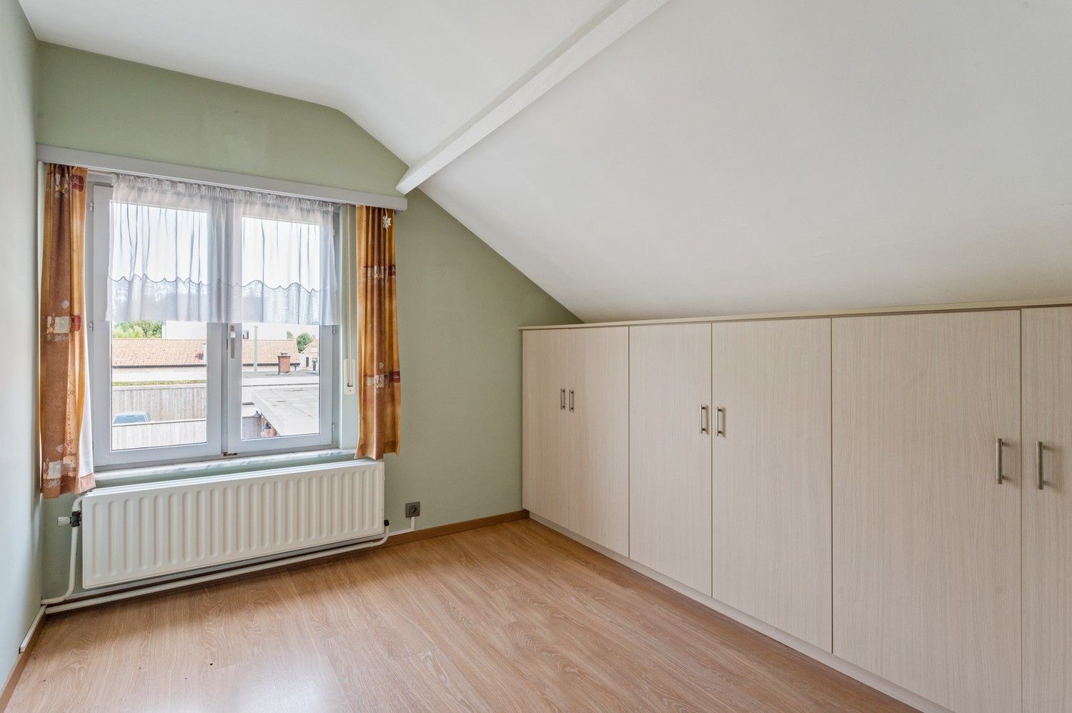 Charmante te renoveren woning met 2 slaapkamers, gezellige tuin en een grote garage in Massenhoven! foto 10