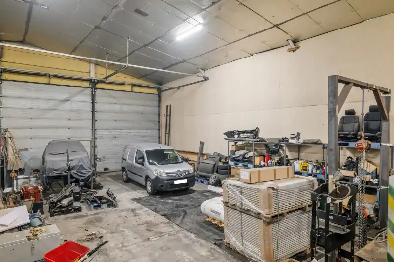 Oostnieuwkerke. Bedrijfsgebouw van 965m2 met overkapping, recente kantoren, parking en koer... Gelegen in een ambachtelijke zone op een perceel van +/- 3465m2. foto 16