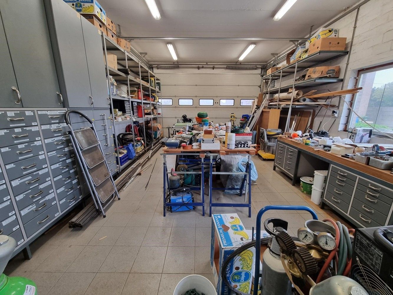 Zeer ruime woning, ideaal voor groot gezin met 6 slks, 2 woonkamers, 2 keukens, garage en groot bijgebouw. foto 17