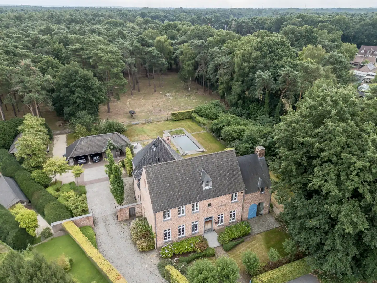Exclusieve villa met oa 5 slaapkamers en verwarmde zwemvijver  op 2.070 m². foto 2