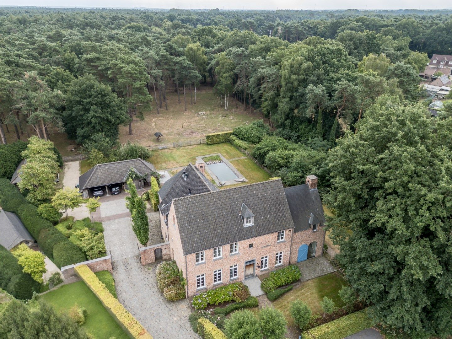 Exclusieve villa met oa 5 slaapkamers en verwarmde zwemvijver  op 2.070 m². foto 2