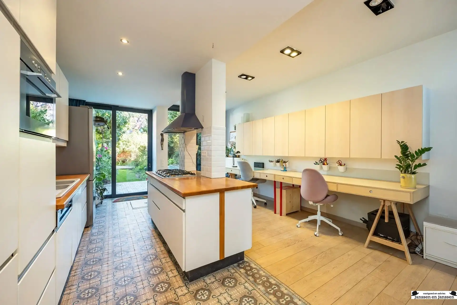 Prachtig gerenoveerd herenhuis met groene stadstuin foto 8
