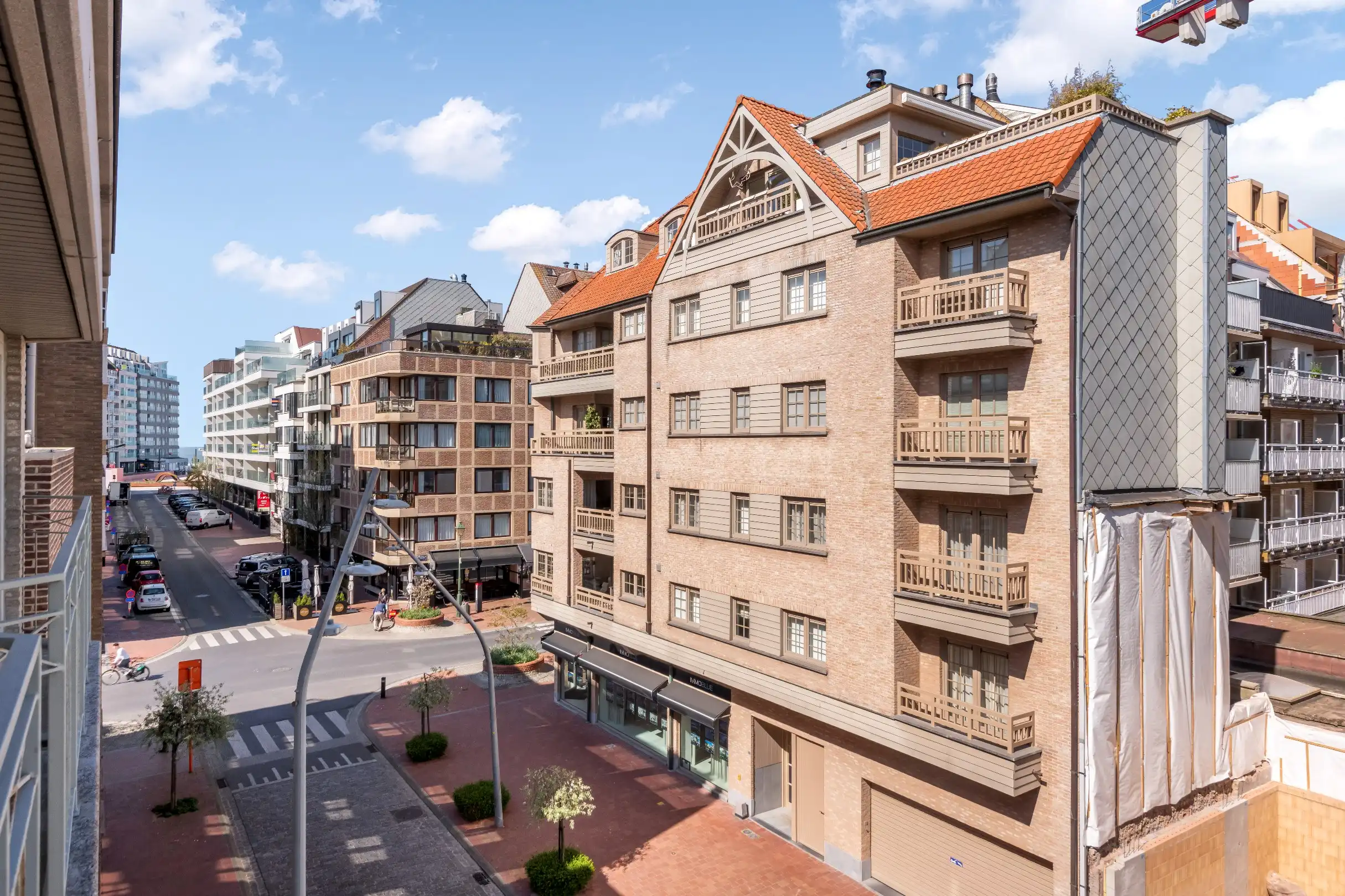 Mooi, instapklaar appartement gelegen vlakbij de Dumortierlaan en de Zeedijk. Inpandige garage te koop ! foto 2