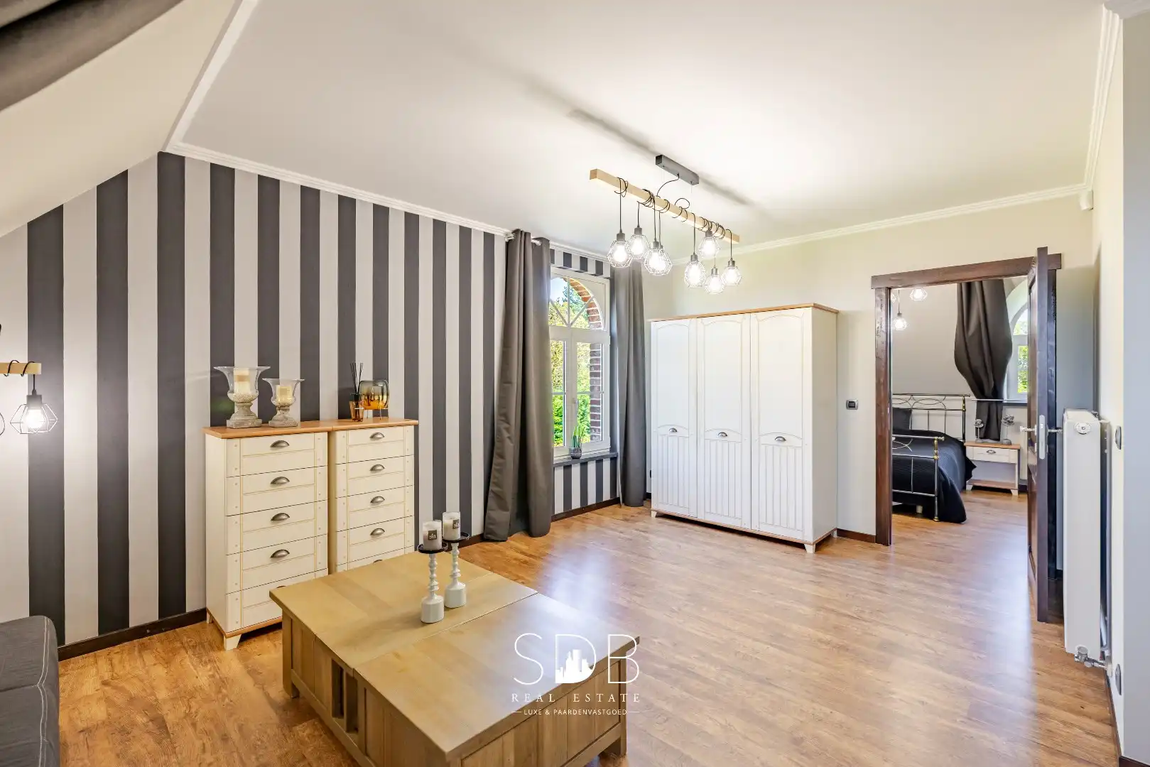 Prachtige stijlvolle woning met bijgebouwen, buitenpiste en graslanden  foto 21