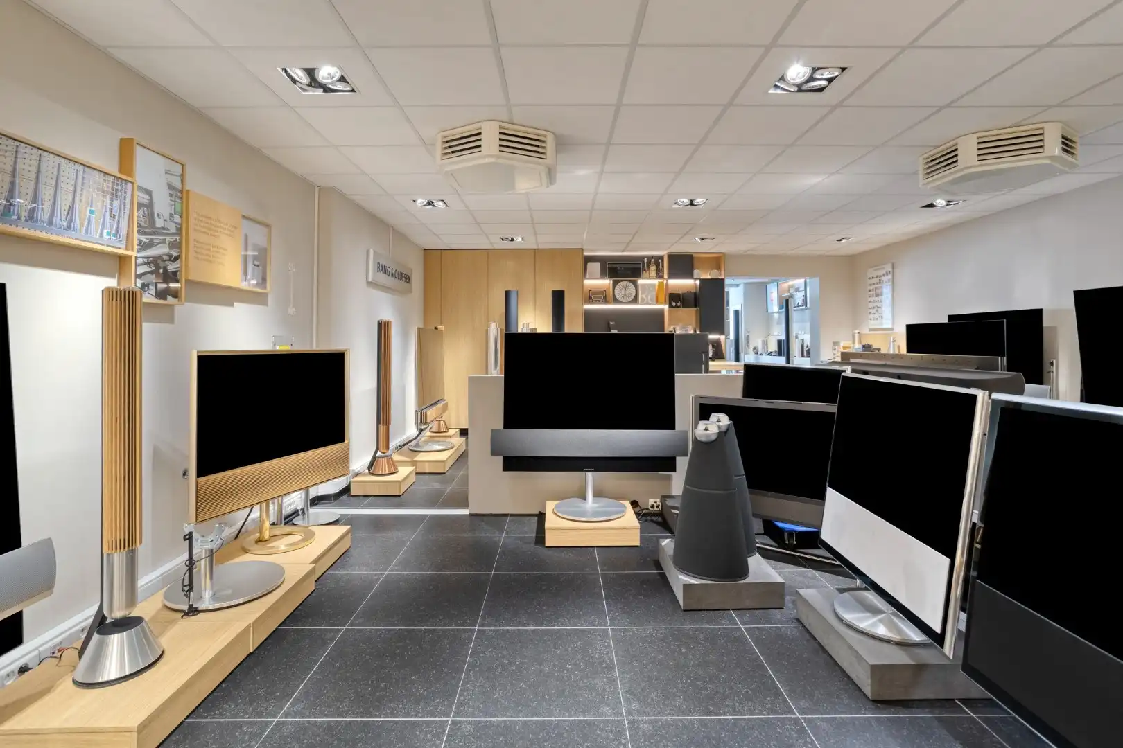 Instapklaar en goed gelegen handelsruimte van 126 m² kortbij het centrum van Geel !  foto 13
