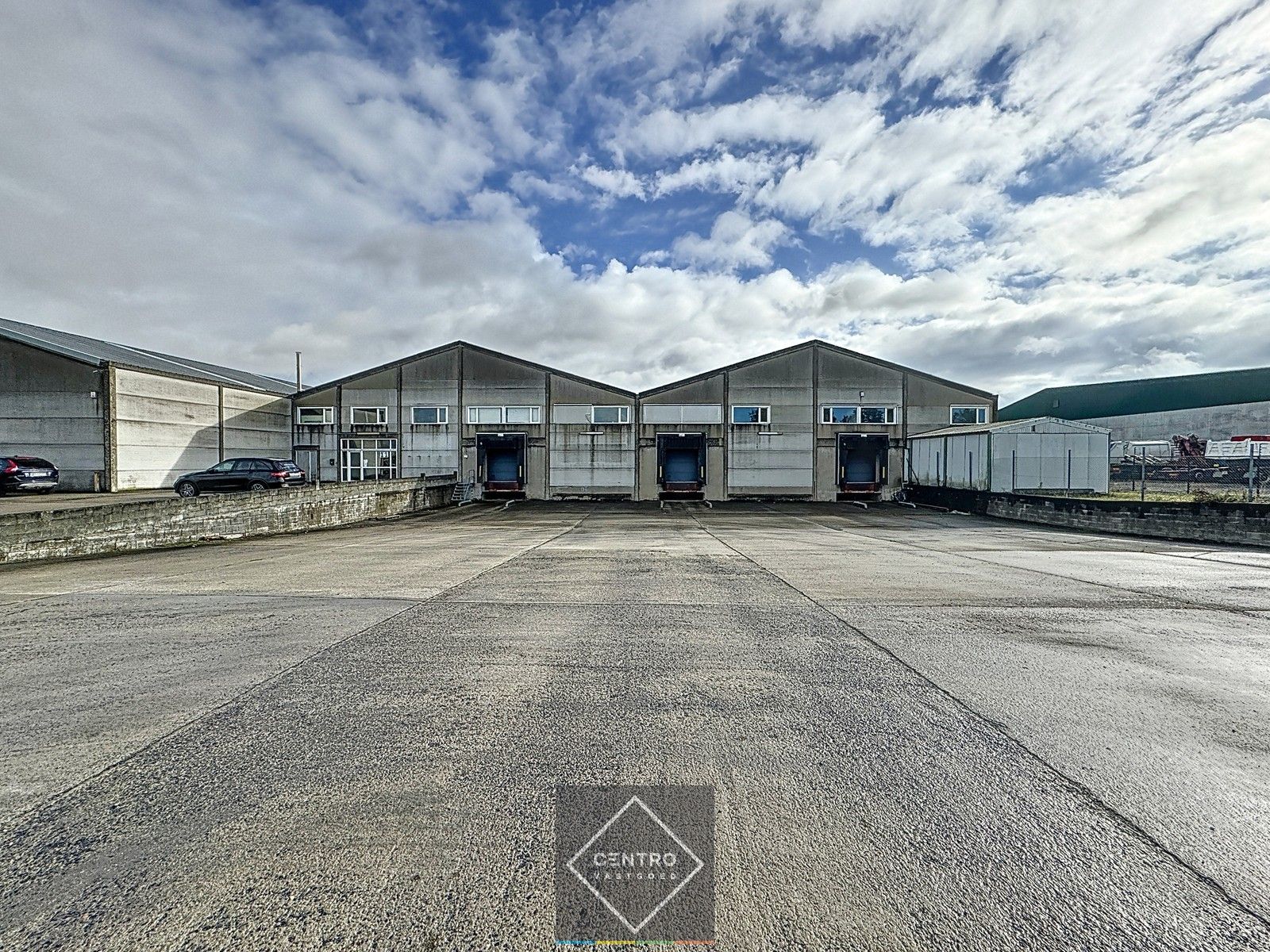 Instapklaar MAGAZIJN (1.200m²), voorzien van 2 LAADKADEN (met levellers), elektrische sectionaalpoort en verhard terrein (voor- en achterkant) op industriezone te Gistel. foto 7