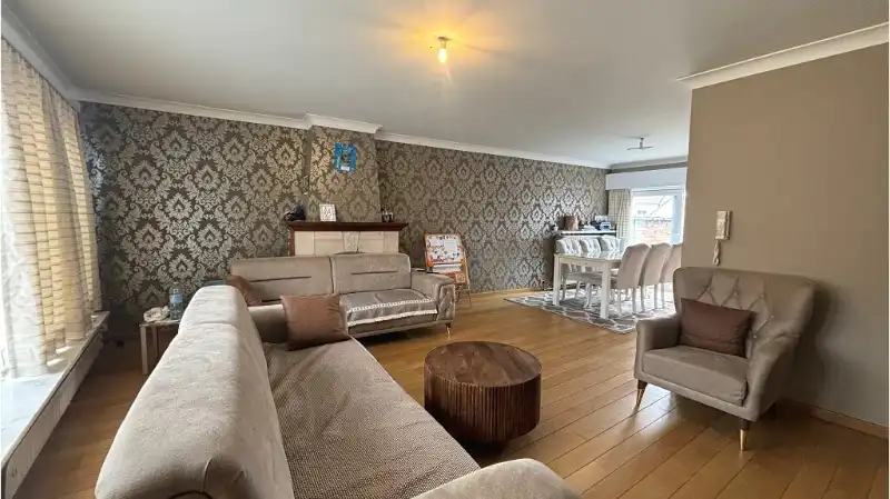 Comfortabele 3-slaapkamerwoning met tuin en dubbele garage te koop in Brugge foto 3