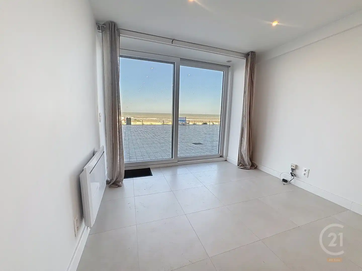 Volledig gerenoveerd gelijkvloers appartement aan de Zeedijk van Westende foto 4