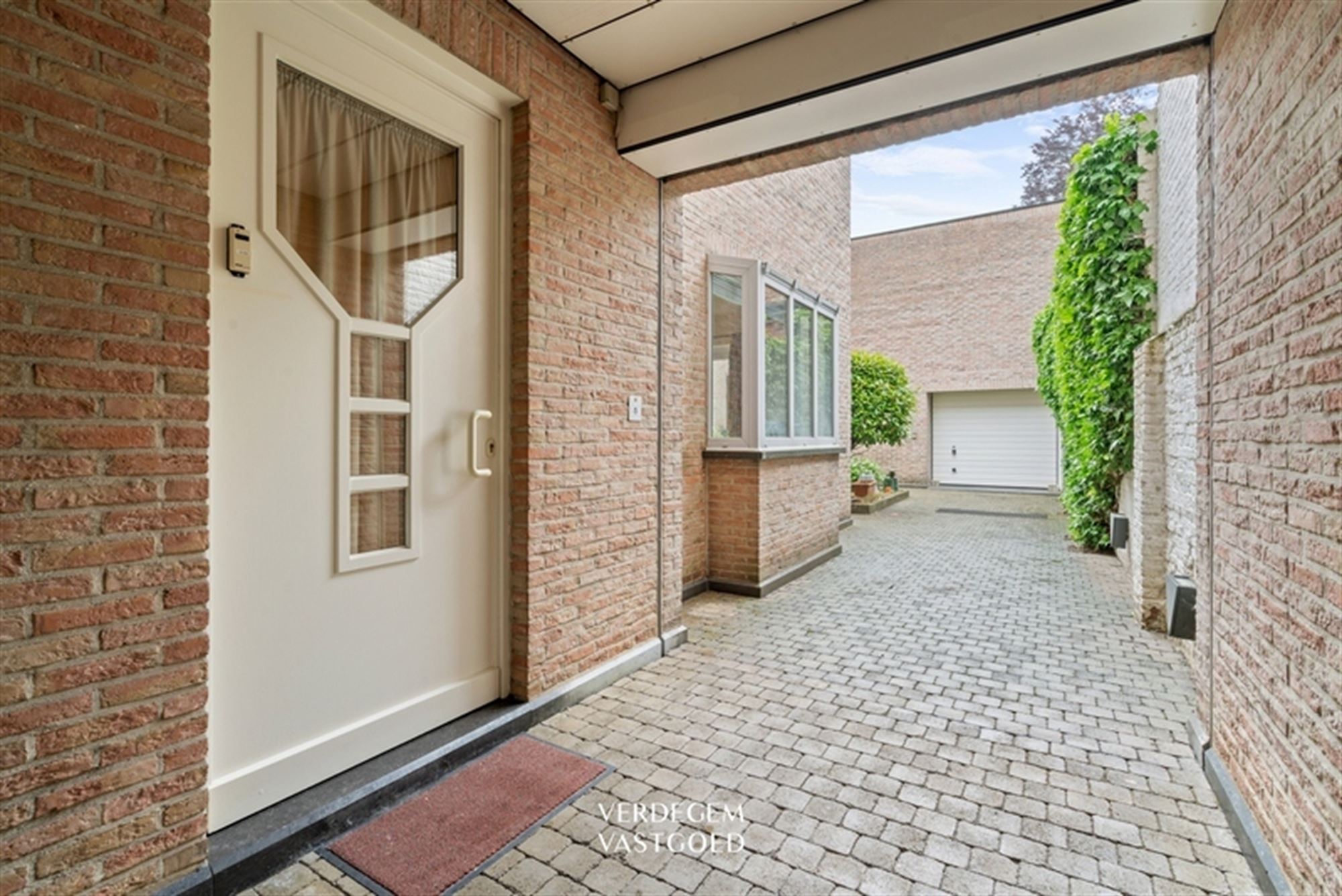 Unieke opbrengsteigendom met 4 entiteiten: handelsruimte, twee 1 slpk-appartementen en grote woning foto 10