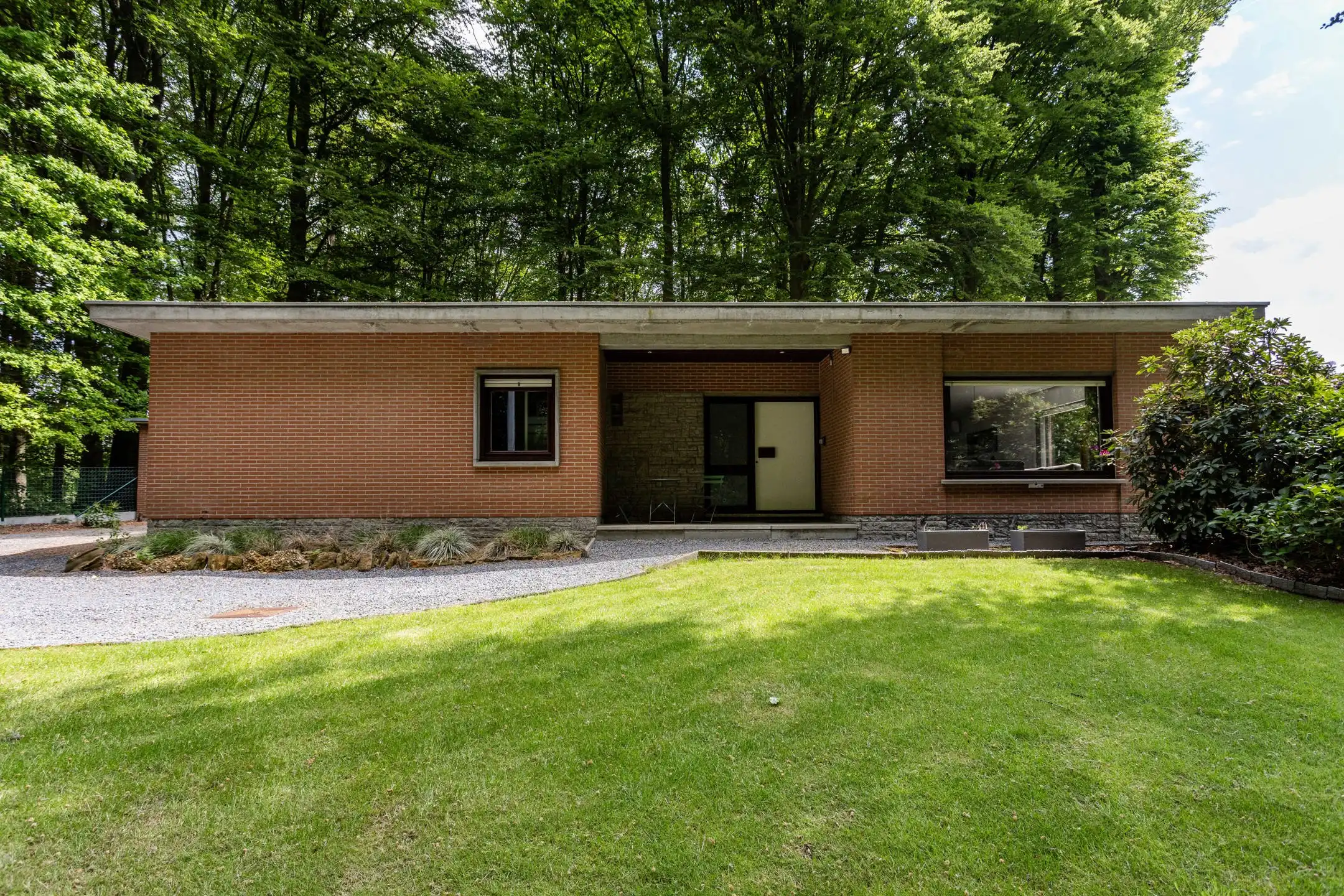 Hoofdfoto van de publicatie: Te moderniseren bungalow met bos in Louise-Marie