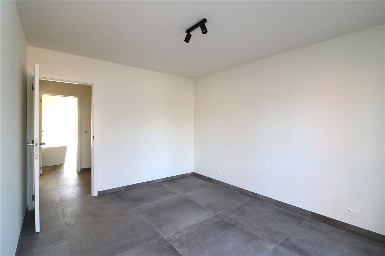Prachtige nieuwbouwwoning met 4 slpk. met gusntige ligging foto 19