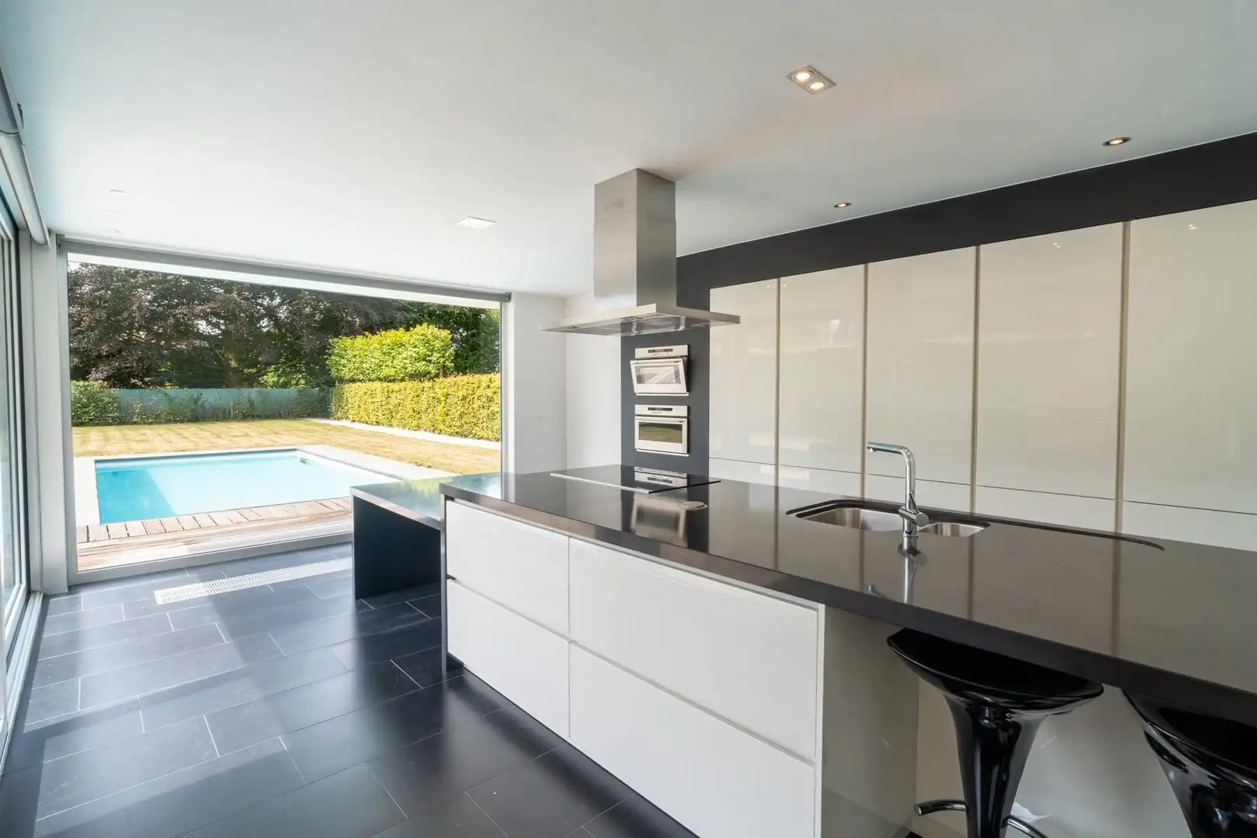 Knappe villa met zuidgerichte tuin, zwembad en poolhouse foto 14