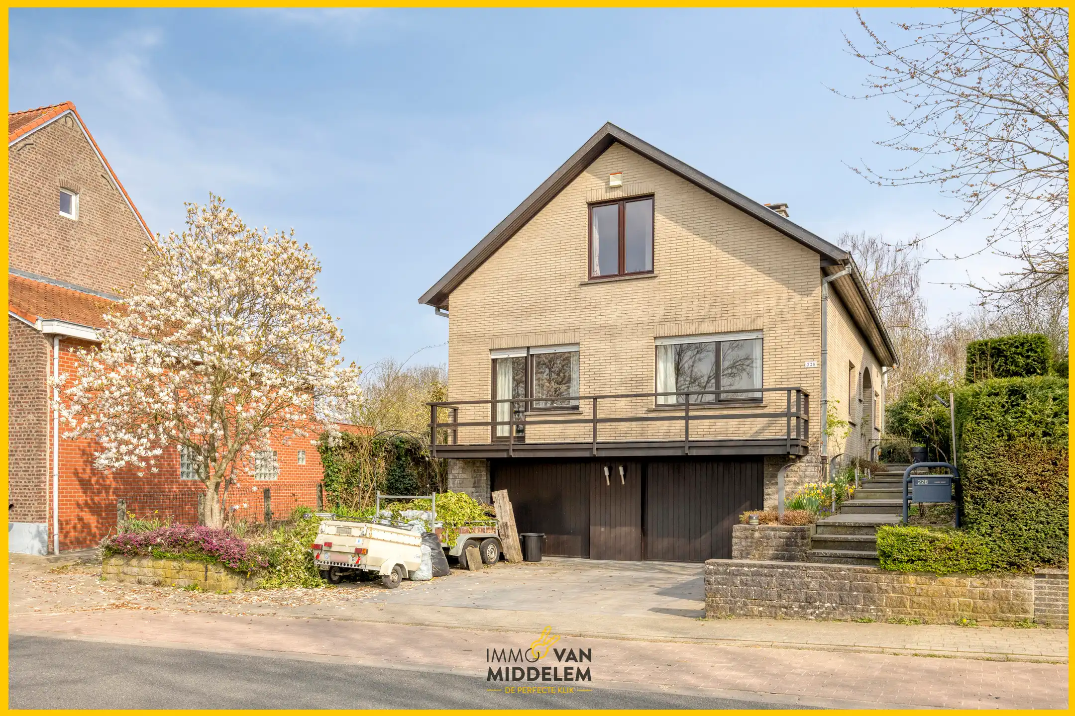 Hoofdfoto van de publicatie: RUIME WONING MET 6 KAMERS EN GROTE TUIN