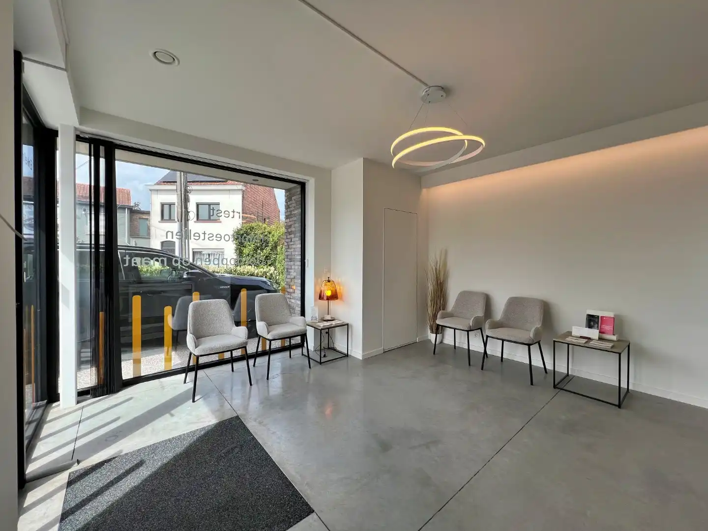 Instapklaar handelspand / praktijkruimte met uitstekende zichtbaarheid te Lievegem foto {{pictureIndex}}