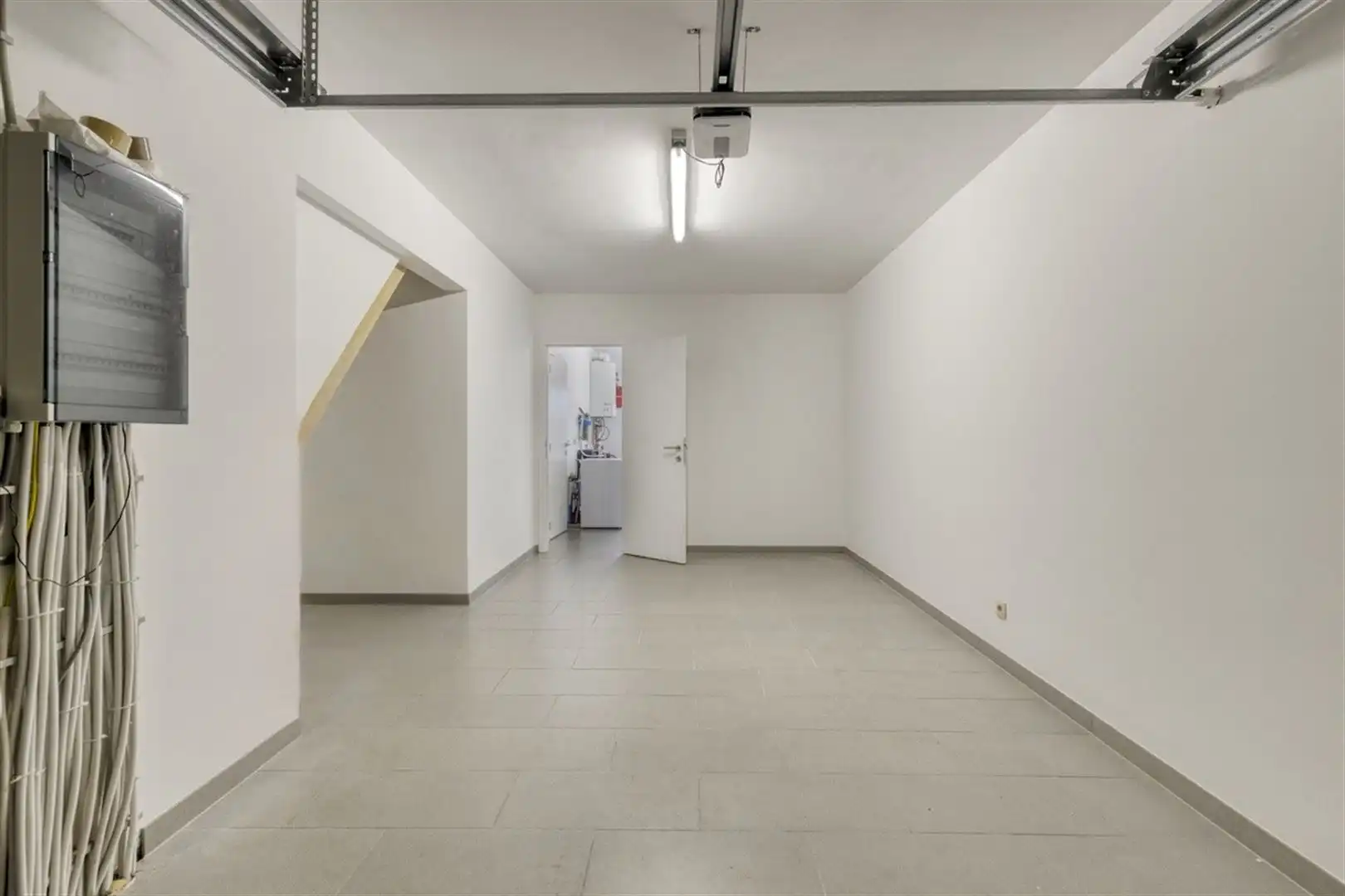 Uitzonderlijk ruime en toekomstgerichte woning met een indrukwekkende 358m² bewoonbare opp. EPC-label A. Residentiële woonwijk met winkels, scholen, horeca en andere voorzieningen vlakbij. foto 15