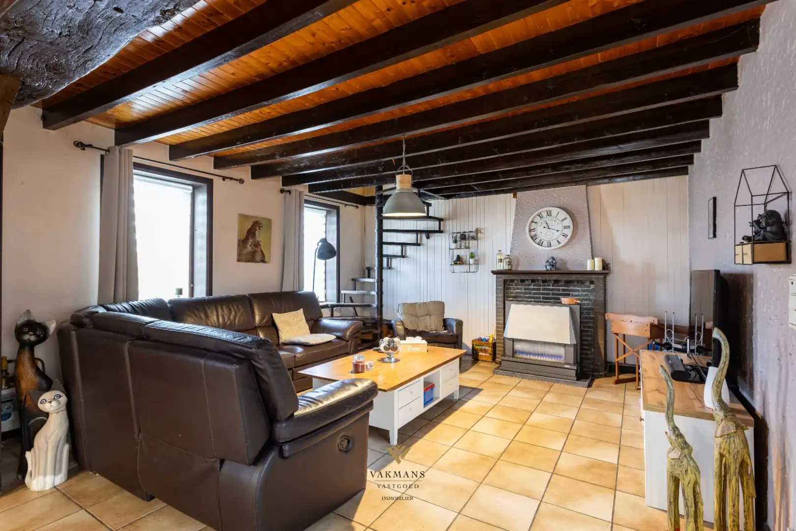 Fermette woning met oprit, dubbele garage en prachtige tuin foto 8