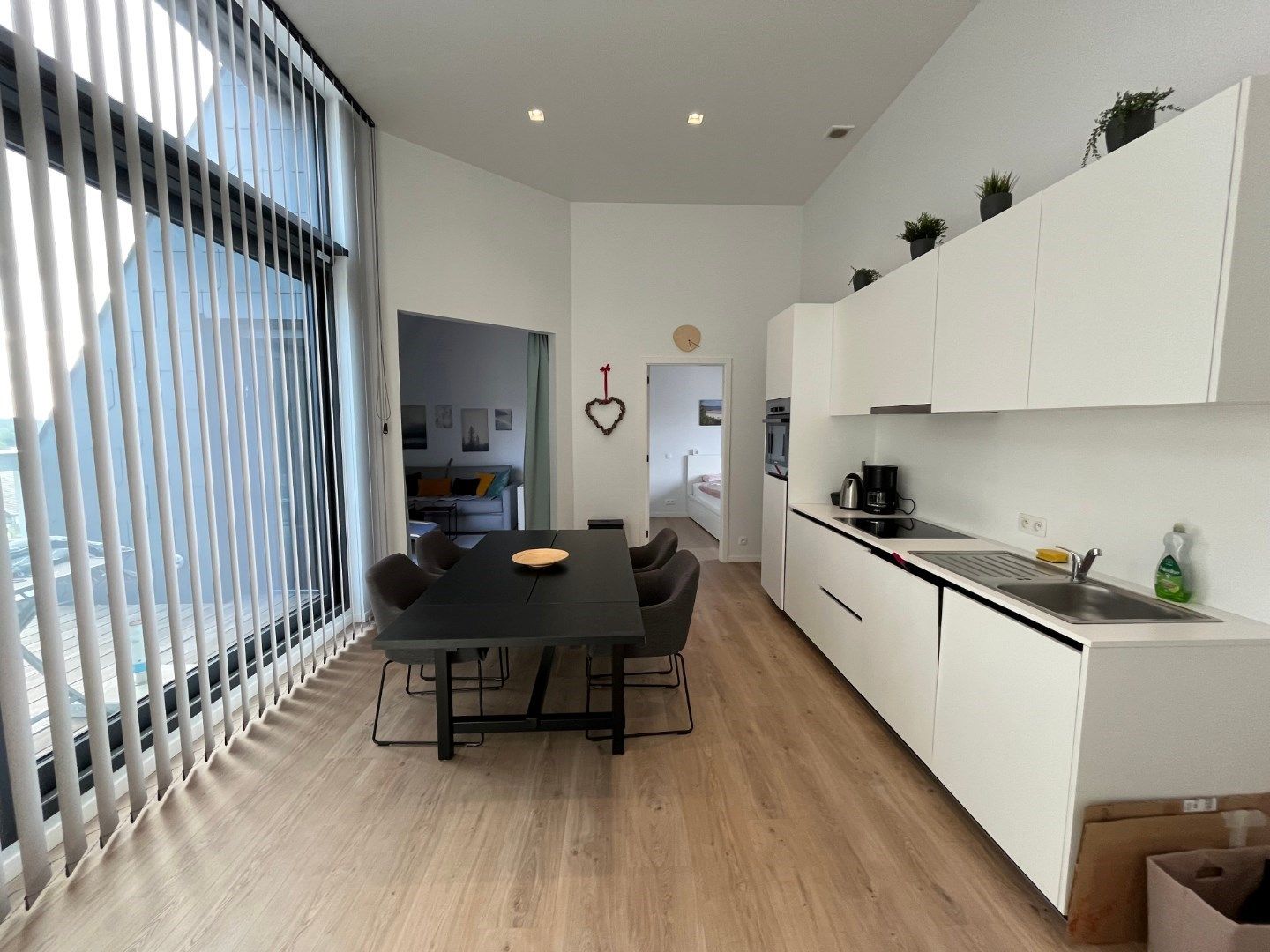 Bijzonder ruim dakappartement met terras. foto 4