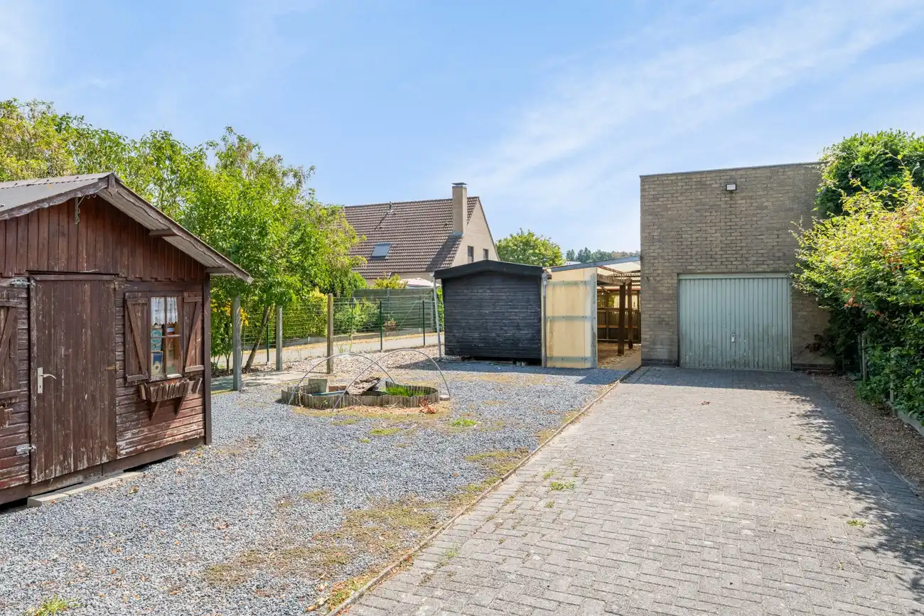 IN OPTIE!! Volledig te renoveren open woning met ruime afzonderlijke garage en tuin op een toplocatie nabij Oude Bareel in Sint-Amandsberg/Oostakker! foto 24