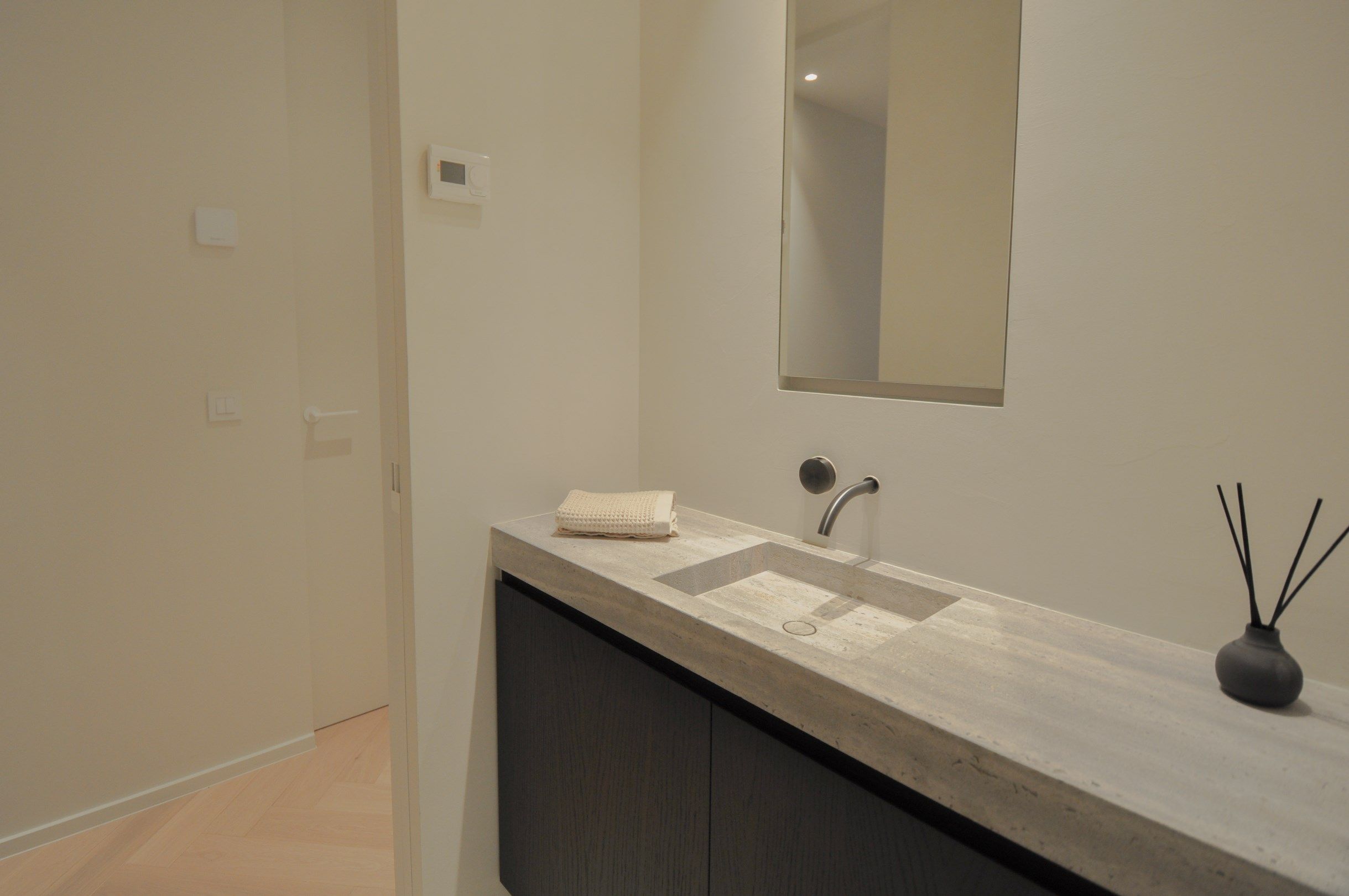 Uitzonderlijk ,tijdloos volledig gerenoveerd appartement met een open zicht . foto 28