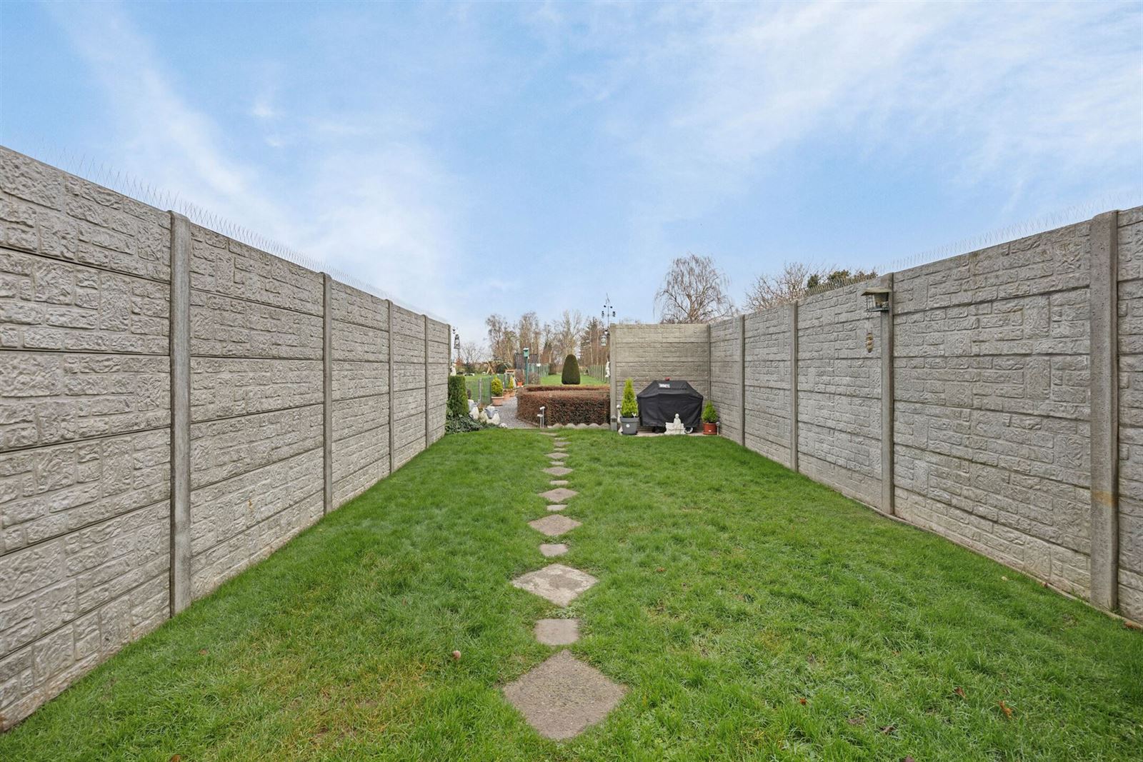 Zeer goed onderhouden woning met 3 slaapkamers en prachtige tuin foto 22