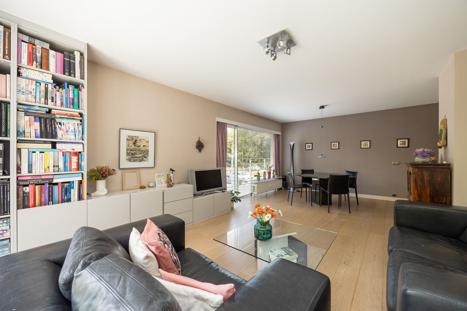 Energiezuinig (EPC B) hoekappartement met uitzonderlijke lichtinval en riant terras te Berchem foto 8