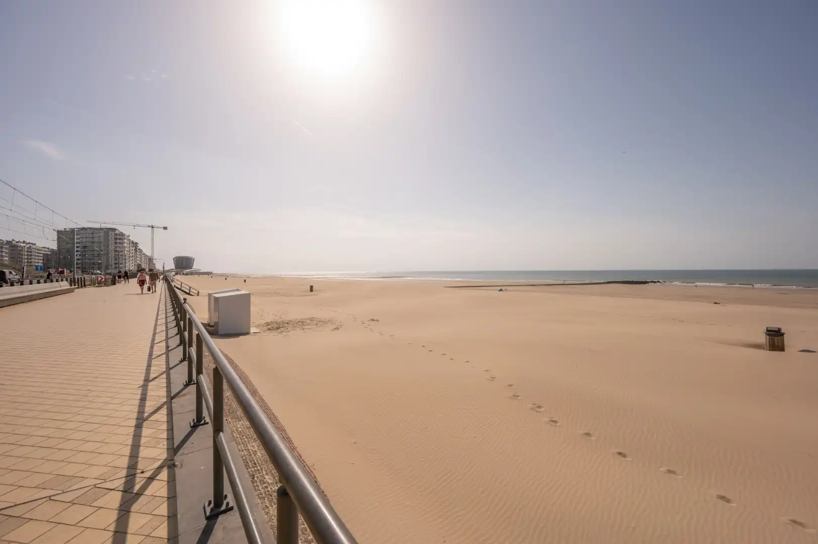 Ruime studio met het comfort van een 1-slaapkamerappartement op toplocatie aan zee! foto 19