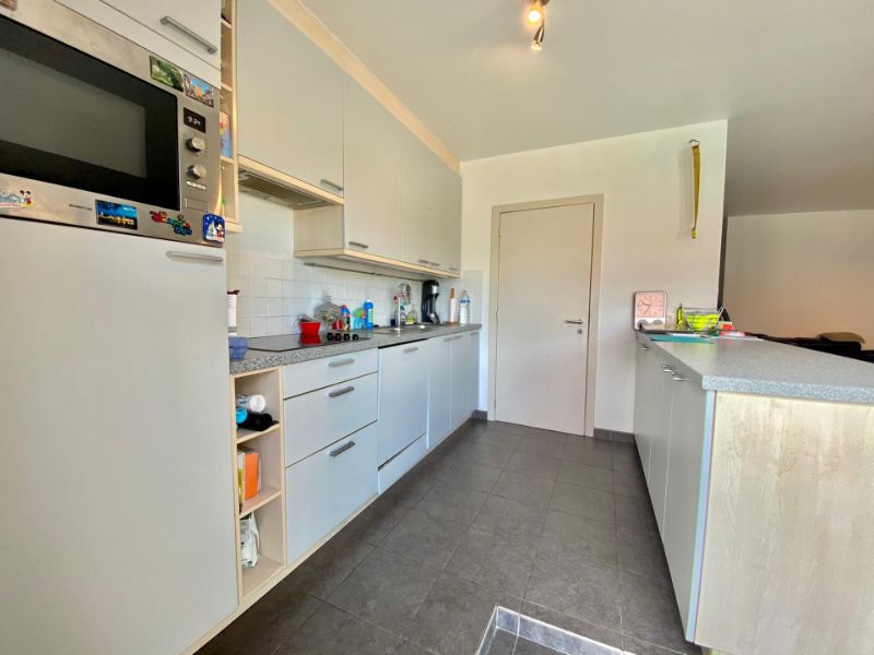 GELIJKVLOERS APPARTEMENT MET TWEE SLAAPKAMERS EN TUIN foto 3