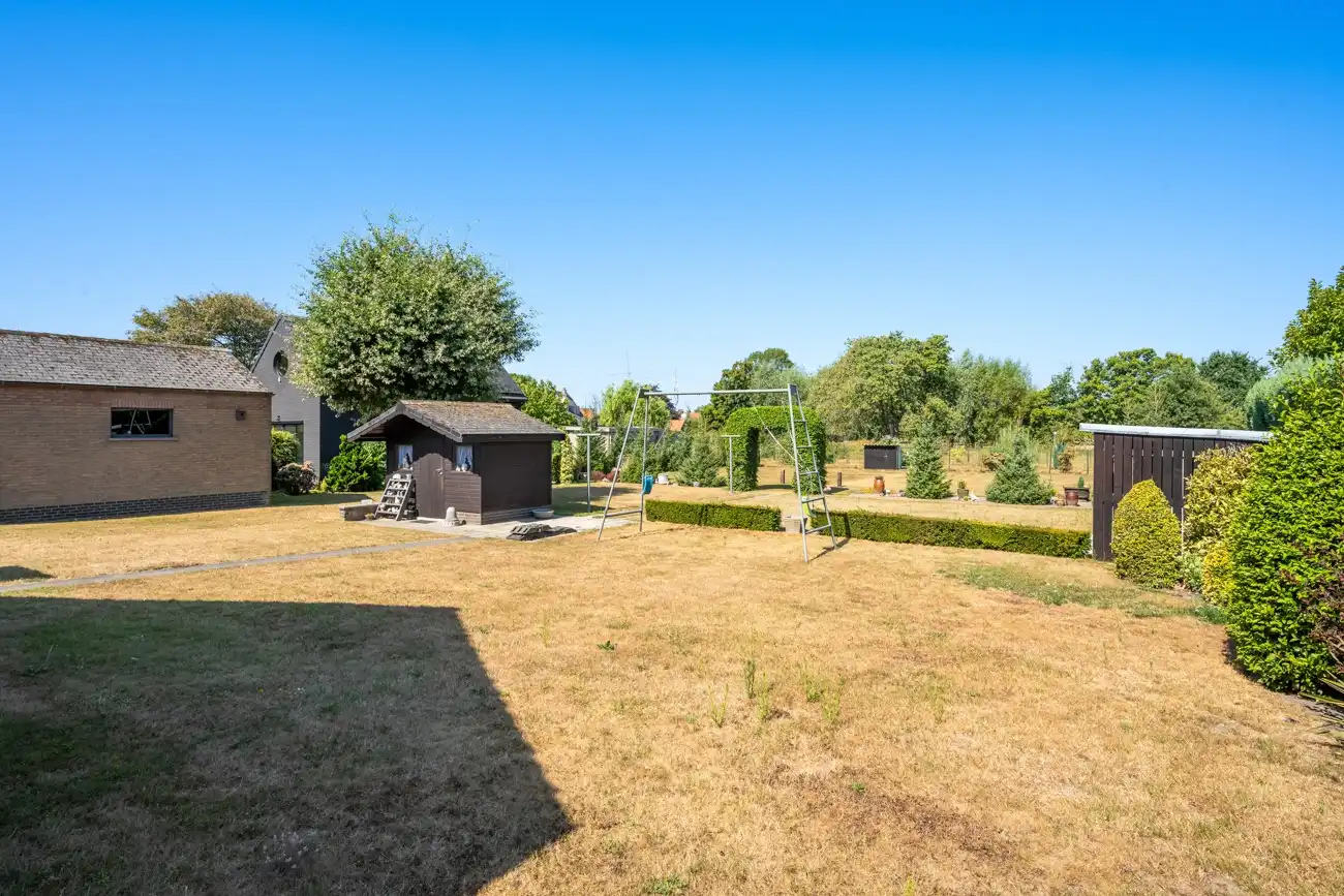 Degelijke te moderniseren open gelijkvloerse woning met inpandige garage én ruime afzonderlijke garage en een grote zonnige tuin in het centrum van Doorslaar! foto 3