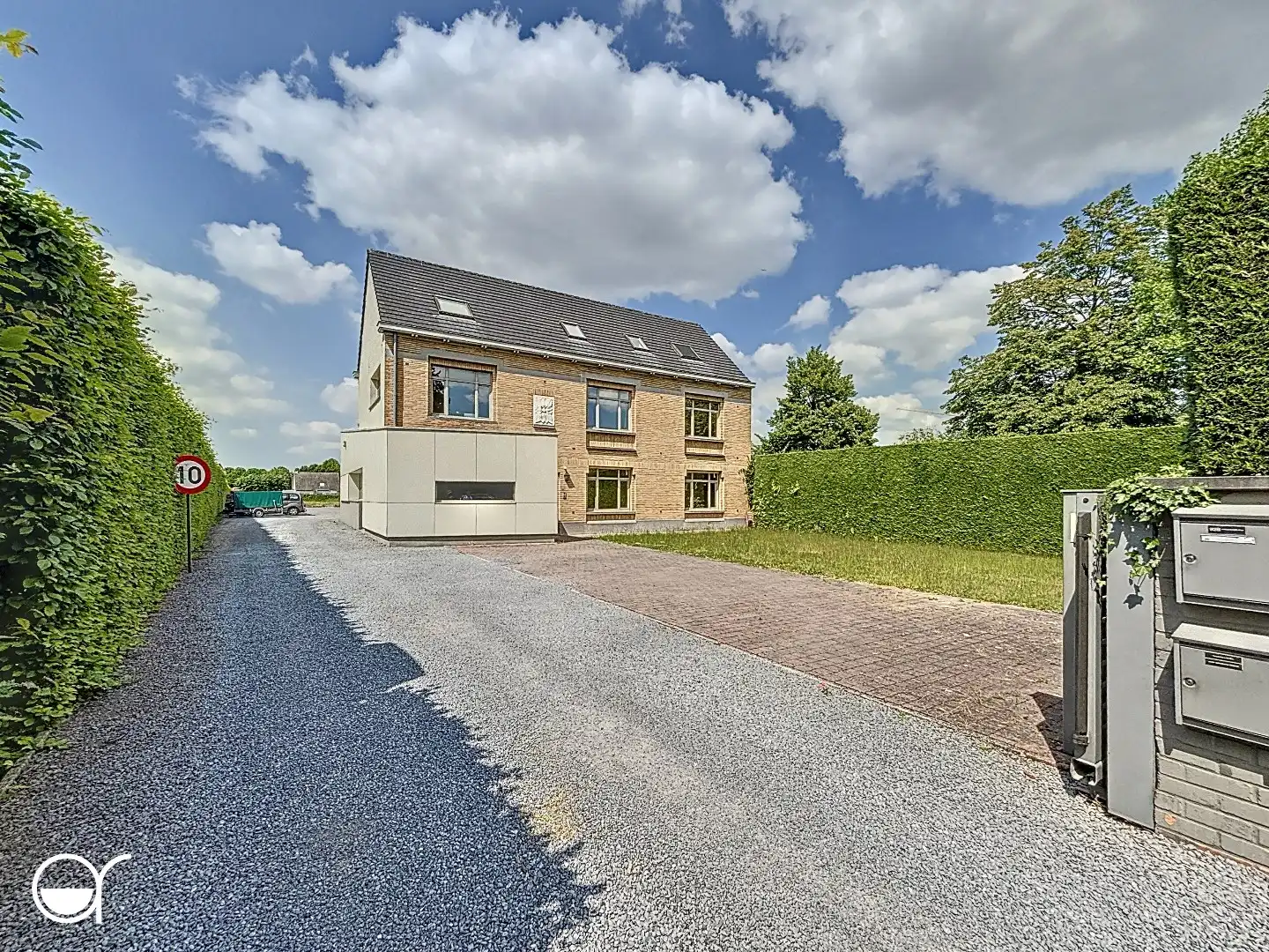 Te renoveren gebouw met 3 entiteiten foto {{pictureIndex}}
