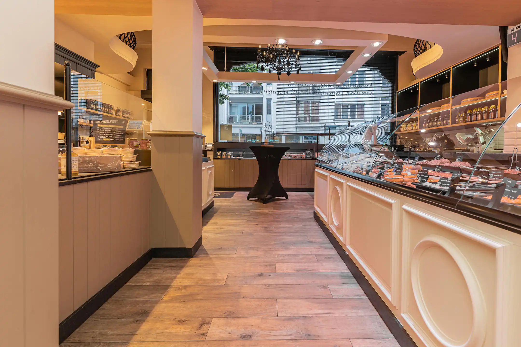ANTWERPEN - Gunstig gelegen handelszaak aan hernieuwd plein foto 3