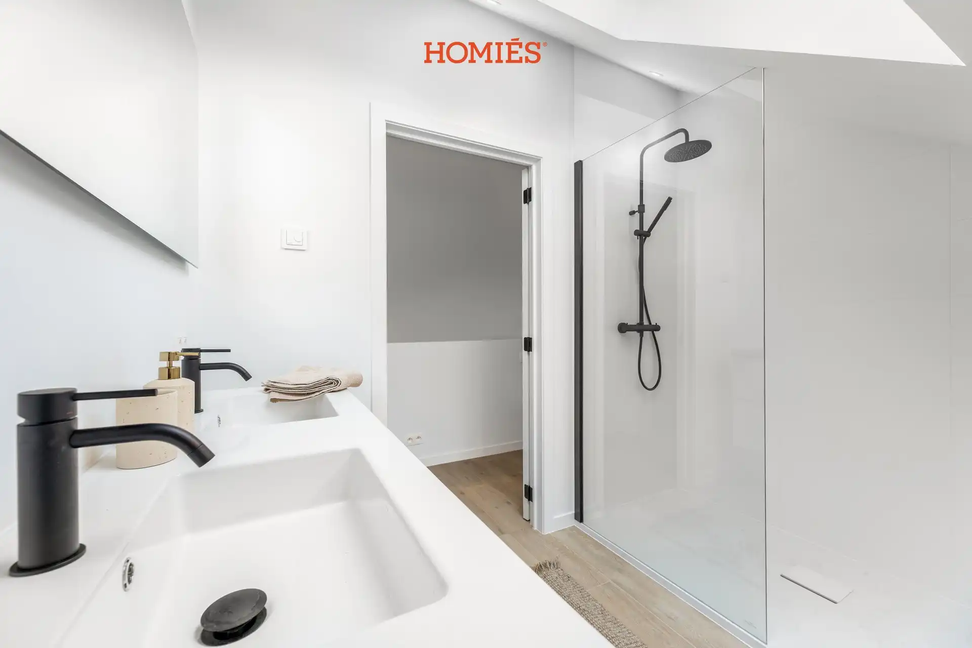 Volledig gerenoveerde woning met 4 slaapkamers foto 19