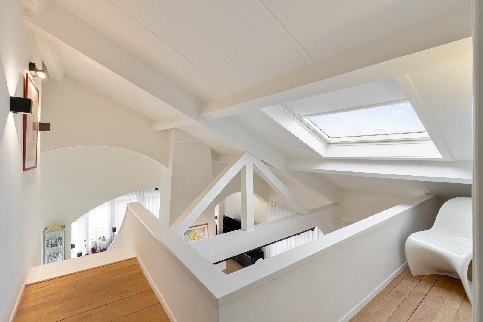 Verrassende villa met luchtig interieur en grote tuin foto 17