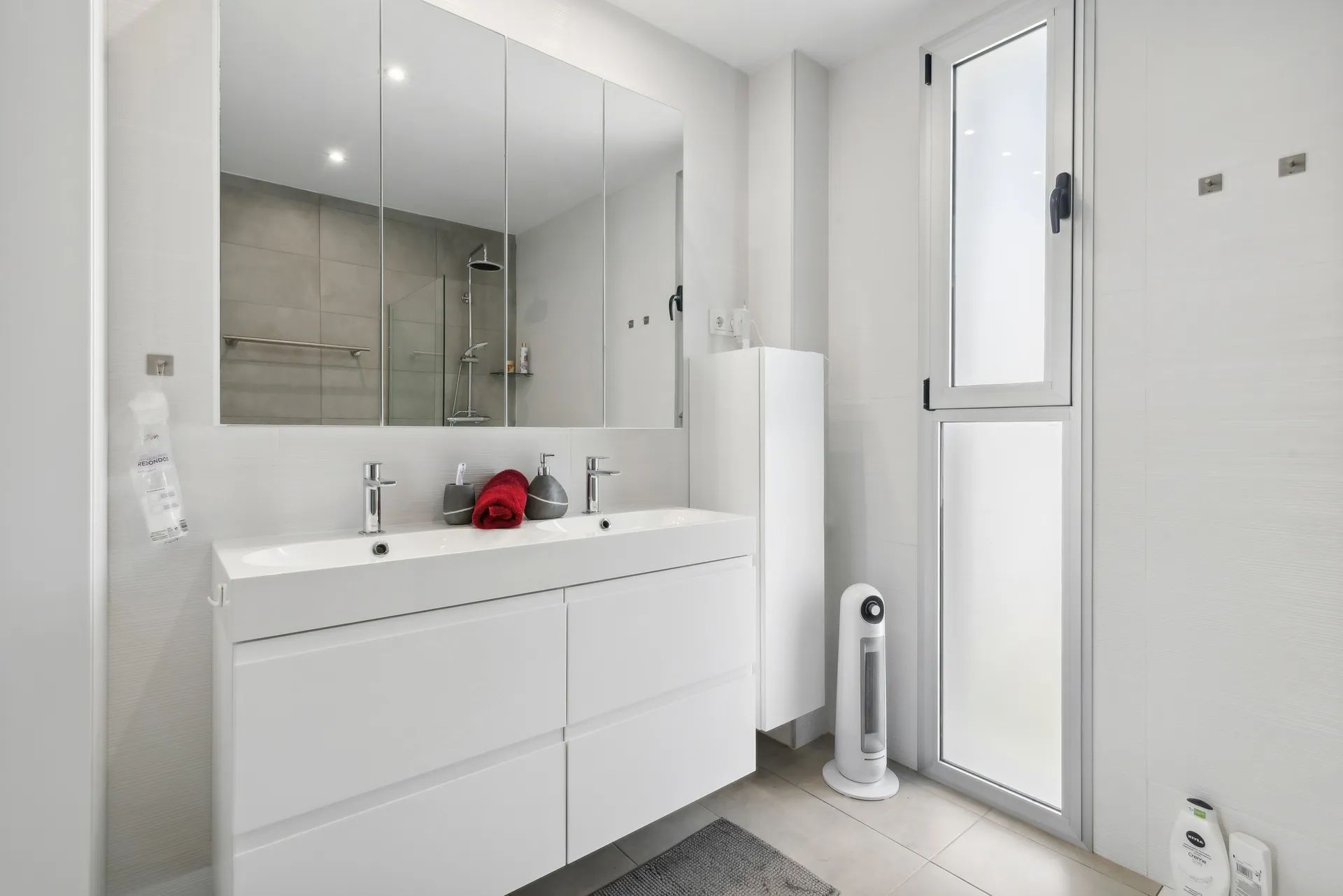 Luxe moderne villa - volledig gemeubileerd, met kelder. Mis deze kans niet! foto 15