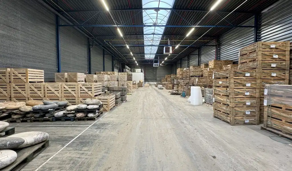 Logistieke loods met kantoren te huur in Bornem foto 3