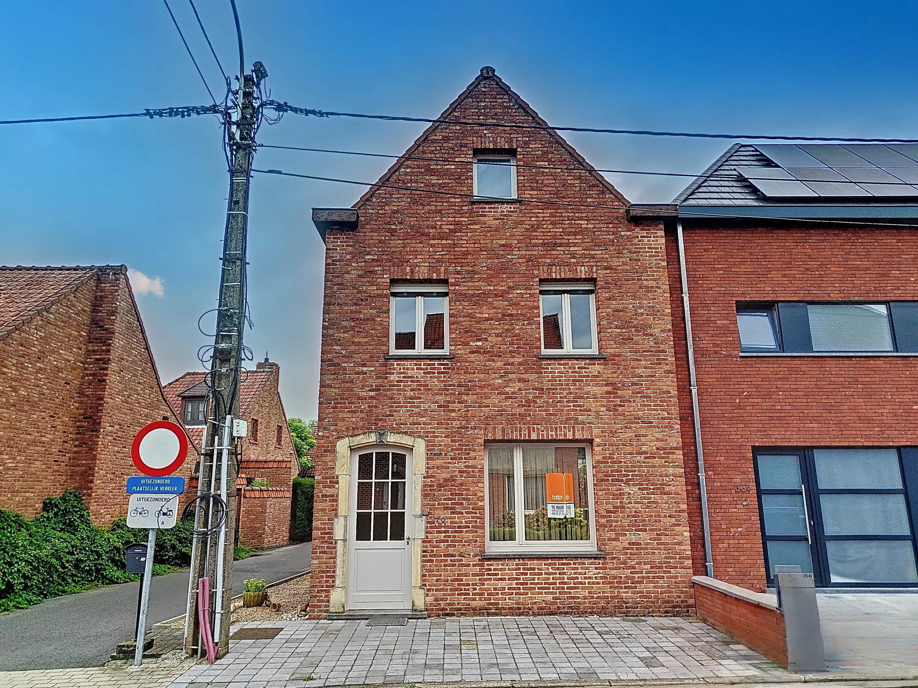 Goed gelegen woning met dubbele garage. foto {{pictureIndex}}