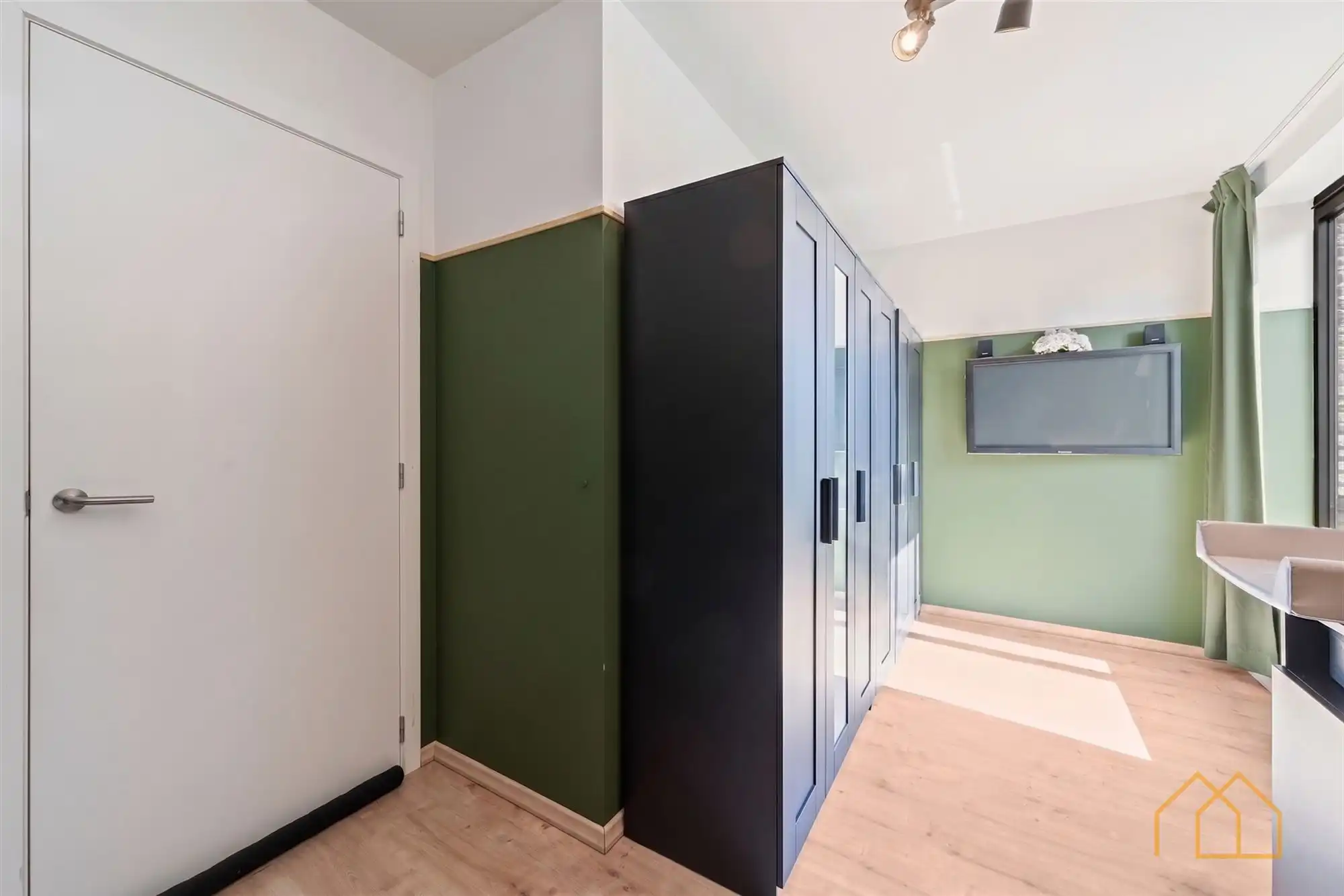 Hedendaagse woning met tuin foto 16