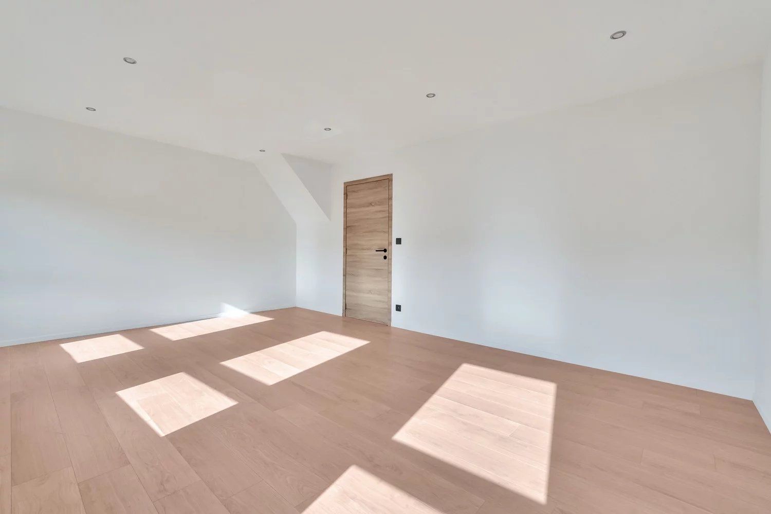 Gerenoveerde woning met vier slaapkamers en inpandige garage foto 12