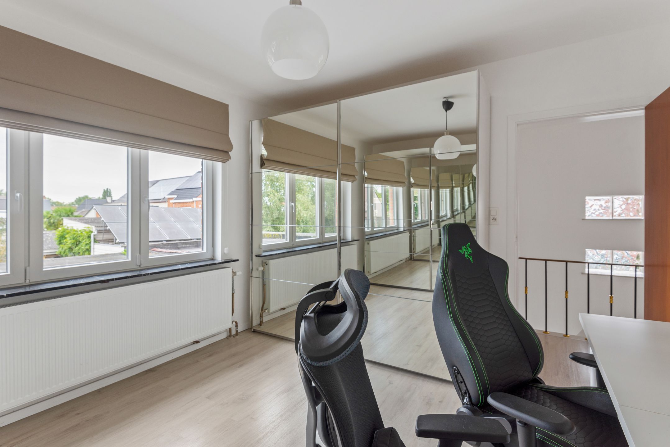 Instapkl. Half-open woning met 3 slpk, polyv. zolder, gar., oprit en tuin foto 19