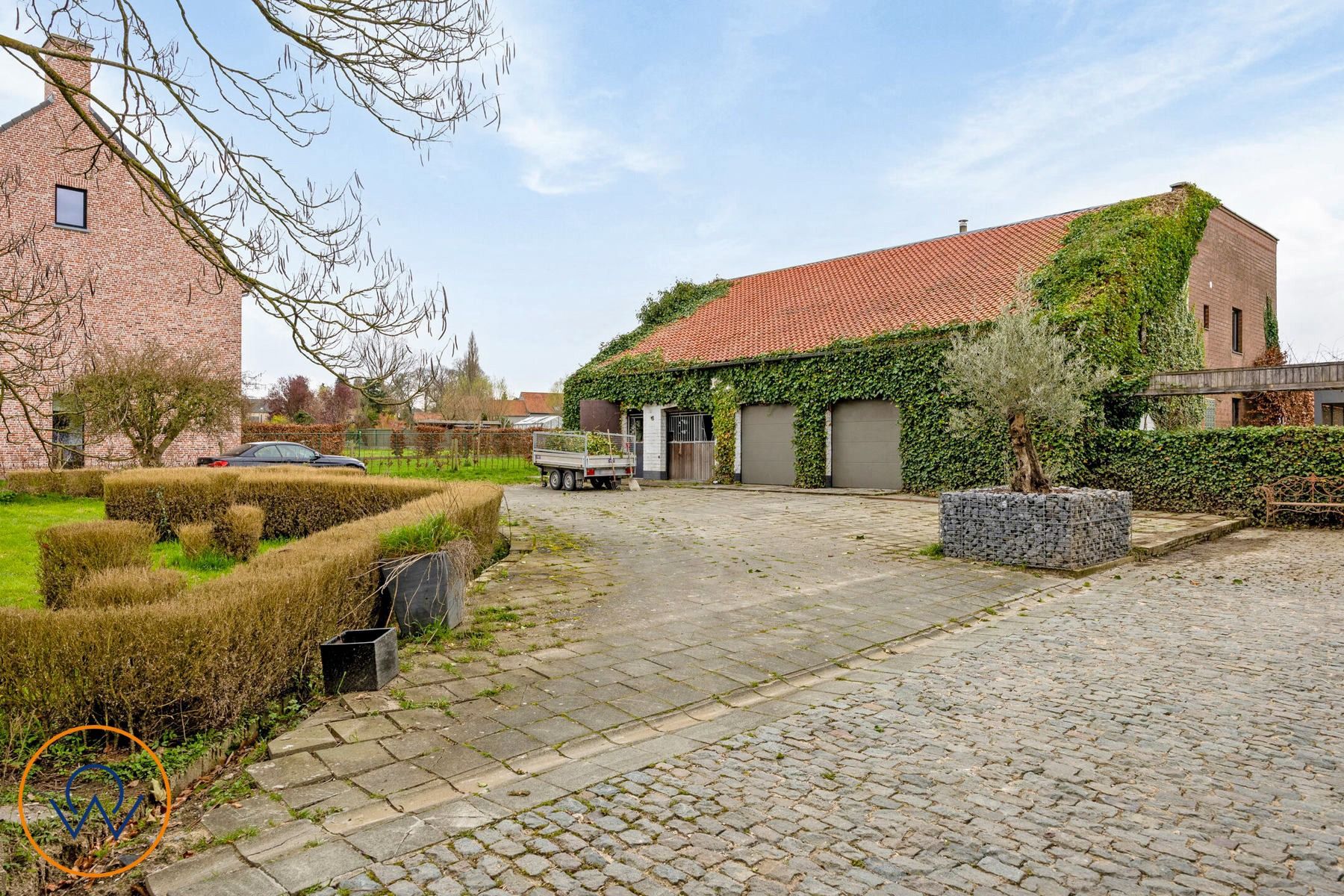 Ruime (320 m2)  hoeve met stallen, garage en appartement foto 44