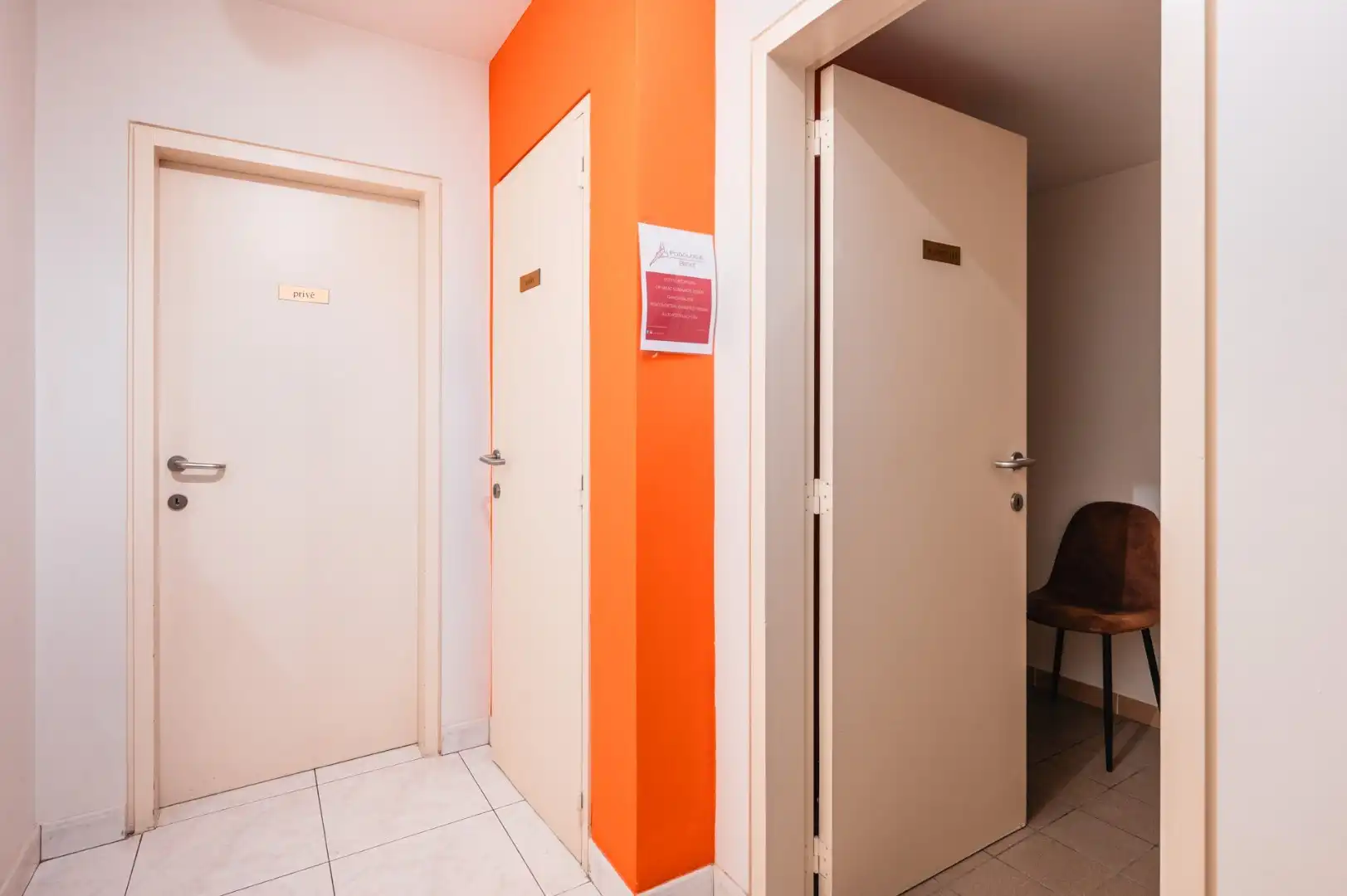 Villa met 6 kamers,  garage, 44 zonnepanelen, en veel ruimte op 810 m² foto 9