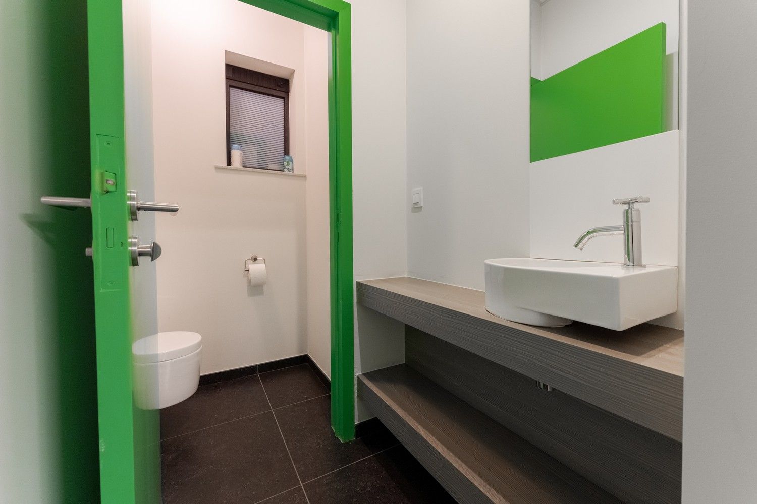 Mooi gerenoveerd handelspand pal in het centrum van Pelt met 7 parkeerplaatsen foto 22