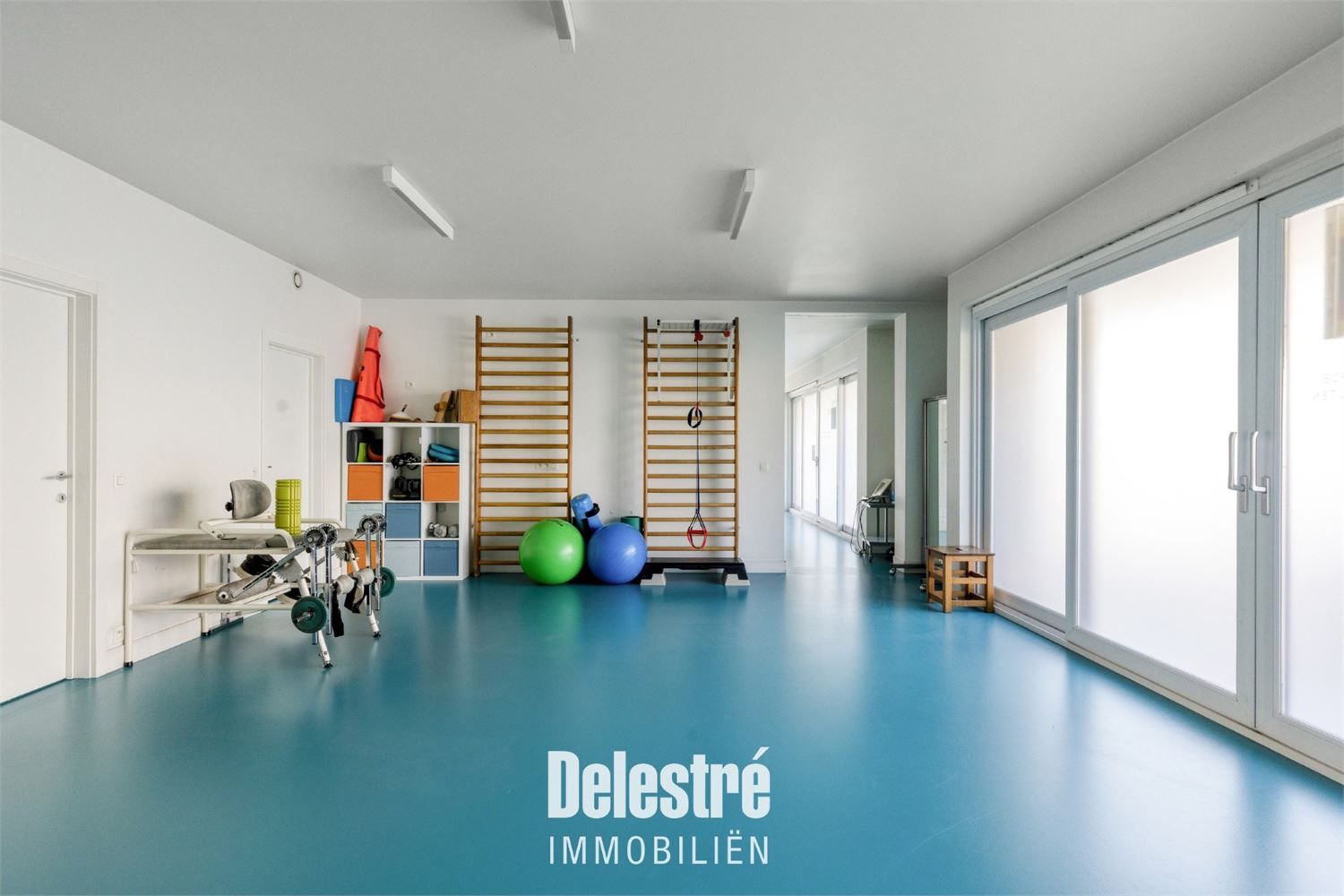 INSTAPKLAAR COMMERCIEEL GELIJKVLOERS OF KANTOOR foto 4