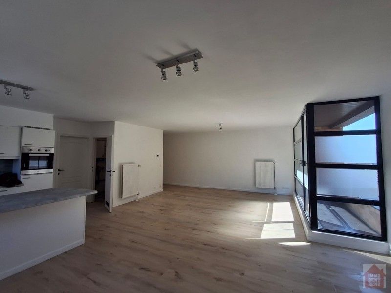 Ruim 2 slaapkamer appartement met paking! foto 6