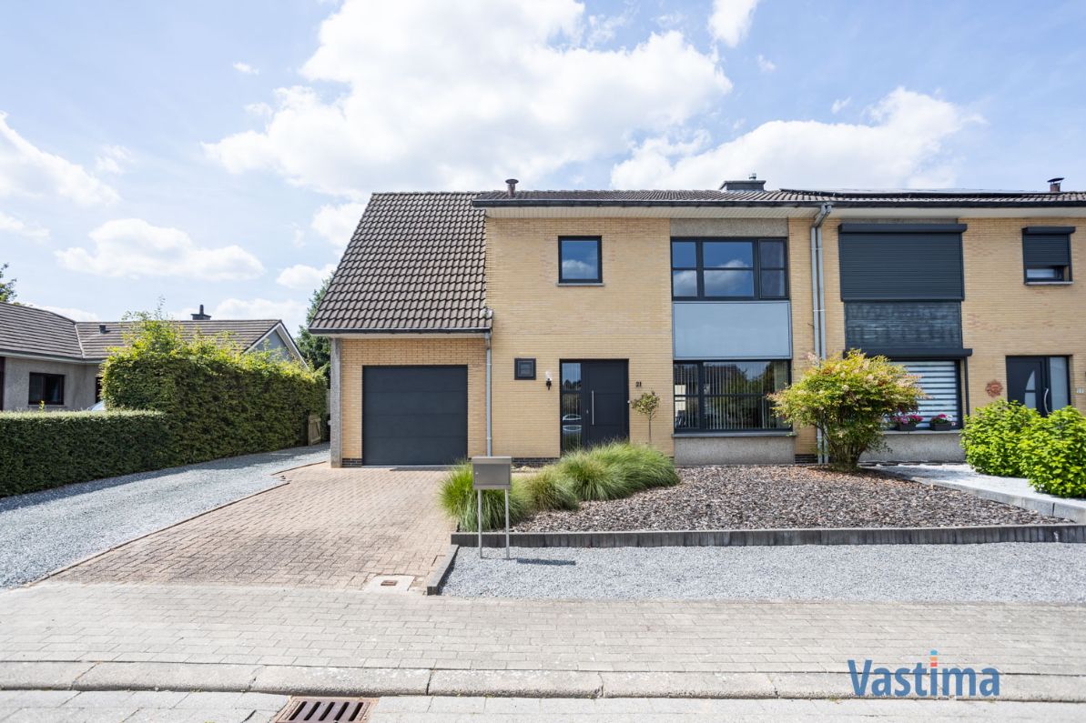 Halfopen gezinswoning met 3-4 slaapkamers en extra garage foto 2