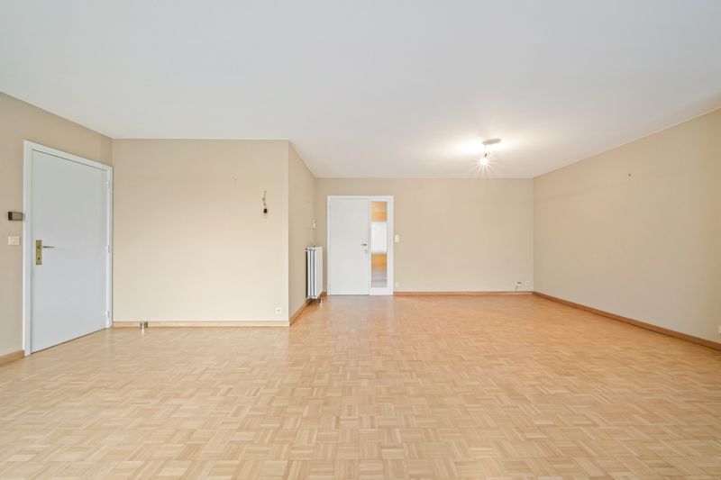 Roeselare-stadskern. Ruim verzorgd appartement van 118m3 met 3 slaapkamers, 2 terrassen, 3de verdieping. Uiterst ruim met zicht op de Grote Markt. TOPPER ! foto 7