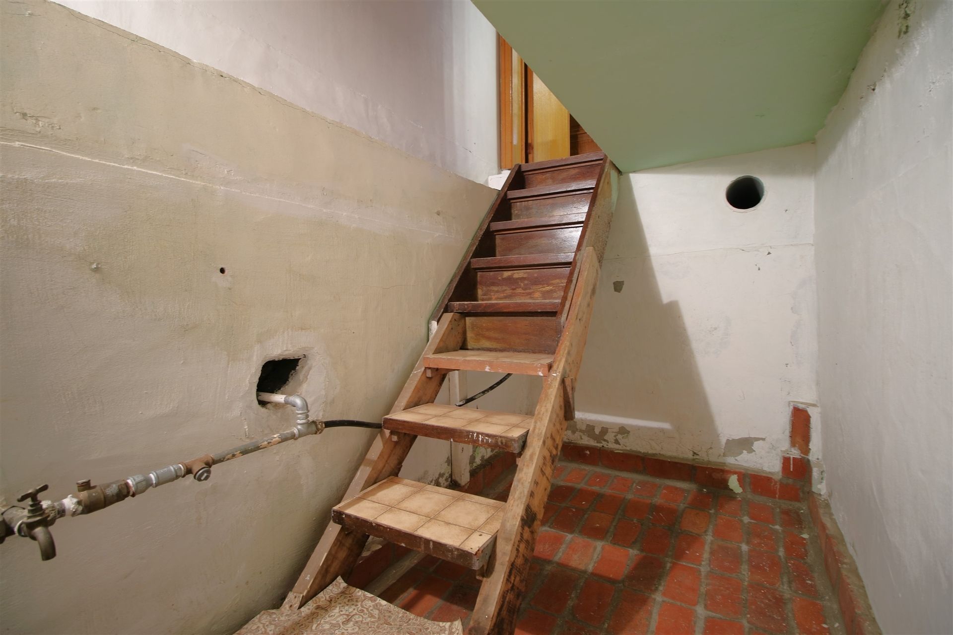 Op te frissen woning in het centrum foto 13