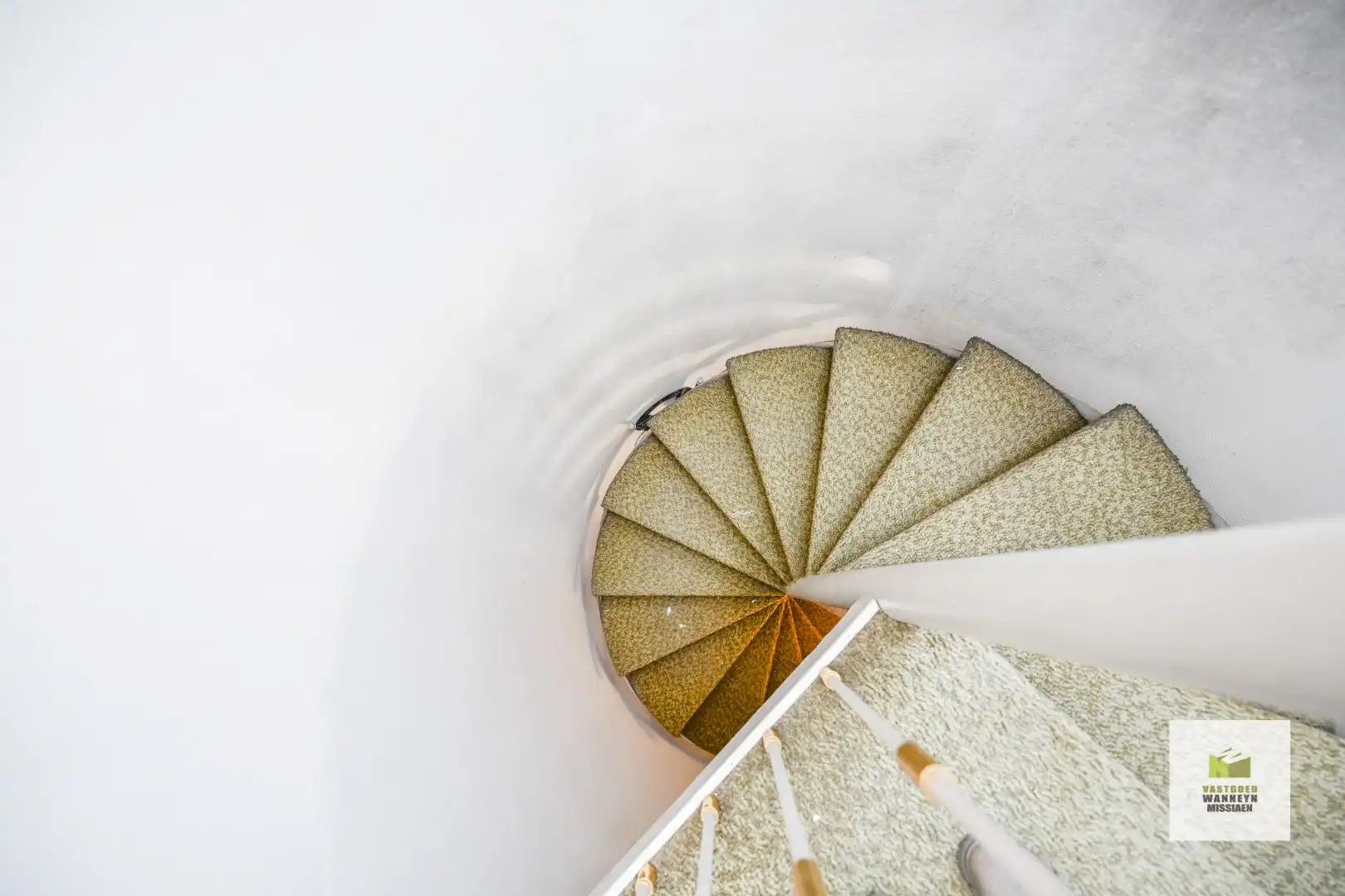 Ruime te renoveren gezinswoning met grote garage en 4 slaapkamers op 349 m2 foto 13